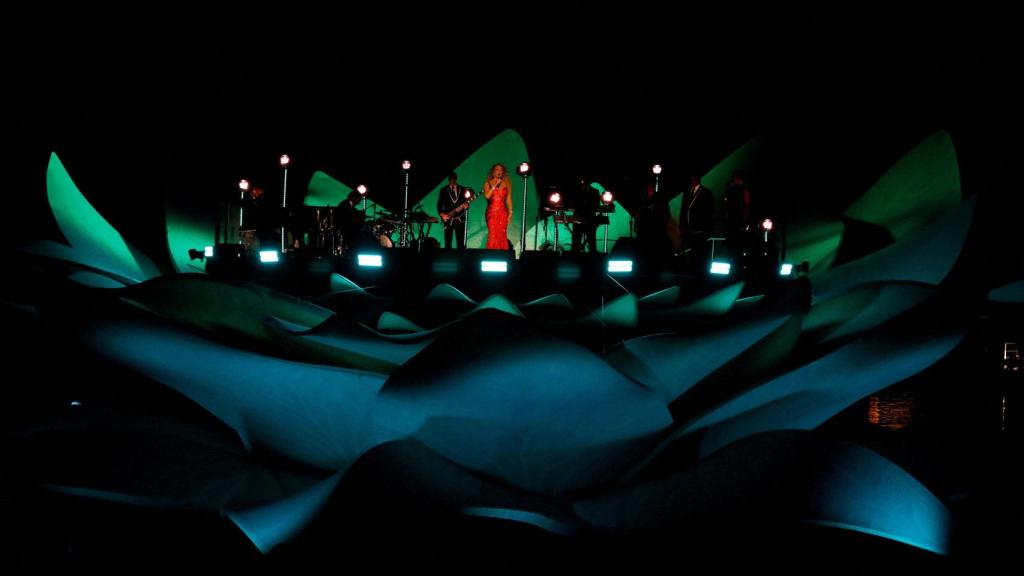 Mariah Carey actúa en un escenario flotante con forma de nenúfar gigante Victoria amazonica en el río Guama, en Belém, estado de Pará, Brasil, el 17 de septiembre de 2025. REUTERS/Wagner Santana