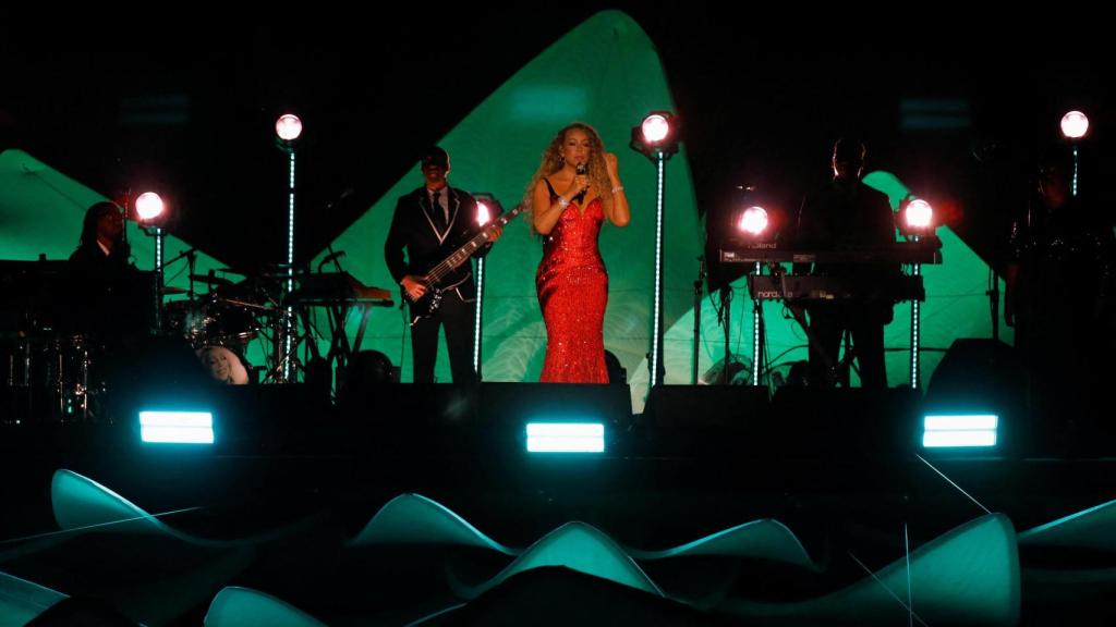 Mariah Carey actúa en un escenario flotante con forma de nenúfar gigante Victoria amazonica en el río Guama, en Belém, estado de Pará, Brasil, el 17 de septiembre de 2025. REUTERS/Wagner Santana