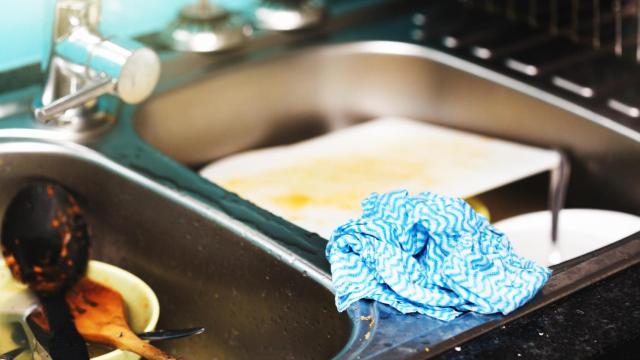 Un trapo de cocina en el fregadero.