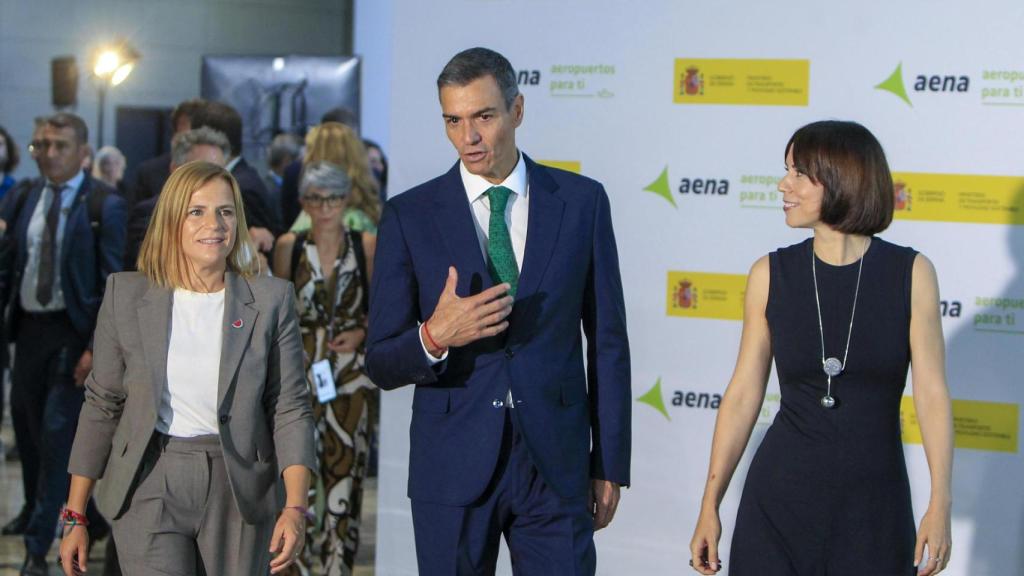 El presidente del Gobierno, Pedro Sánchez, la ministra de Ciencia, Innovación y Universidades, Diana Morant (d), y la delegada del Gobierno, Pilar Bernabé, a su llegada a la presentación de las inversiones previstas en los aeropuertos durante el quinquenio 2027-2031, que se espera que dupliquen las de los últimos años.