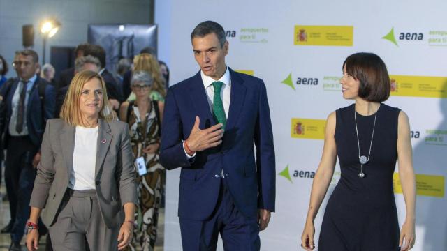 El presidente del Gobierno, Pedro Sánchez, la ministra de Ciencia, Innovación y Universidades, Diana Morant (d), y la delegada del Gobierno, Pilar Bernabé, a su llegada a la presentación de las inversiones previstas en los aeropuertos durante el quinquenio 2027-2031, que se espera que dupliquen las de los últimos años.