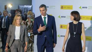 l presidente del Gobierno, Pedro Sánchez, la ministra de Ciencia, Innovación y Universidades, Diana Morant (d), y la delegada del Gobioerno, Pilar Bernabé, a su llegada a la presentación de las inversiones previstas en los aeropuertos durante el quinquenio 2027-2031, que se espera que dupliquen las de los últimos años.