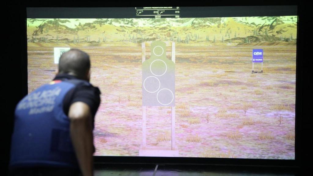 Un policía de Madrid practicando en el simulador.