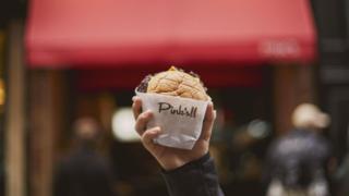 Una hamburguesa de Pink's.