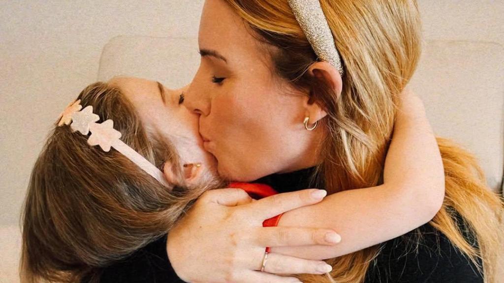Edurne da un beso a su hija Yanay.
