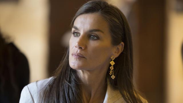 La reina Letizia en la Ciudad de los Muertos en El Cairo, Egipto.