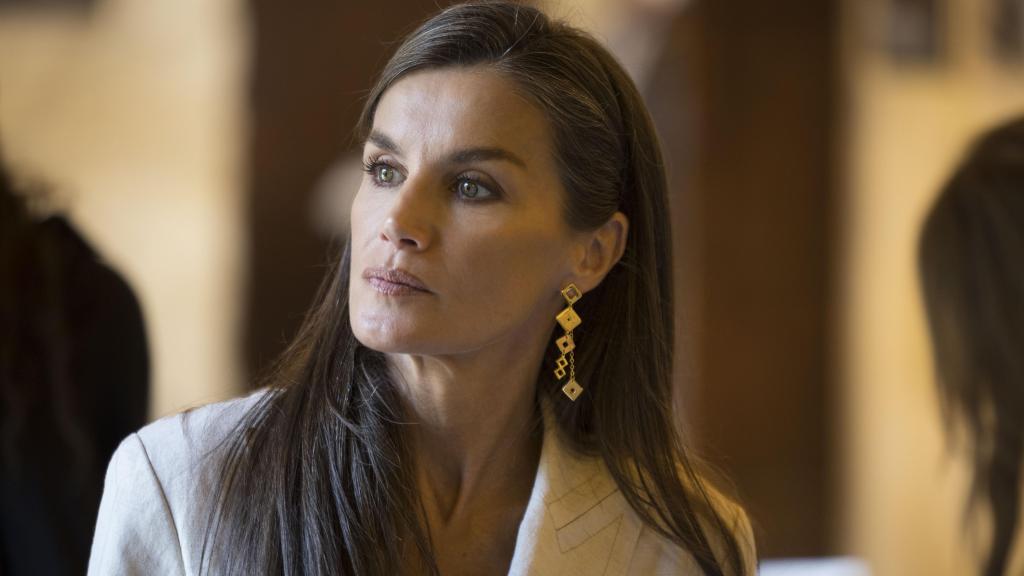 La reina Letizia en la Ciudad de los Muertos en El Cairo, Egipto.