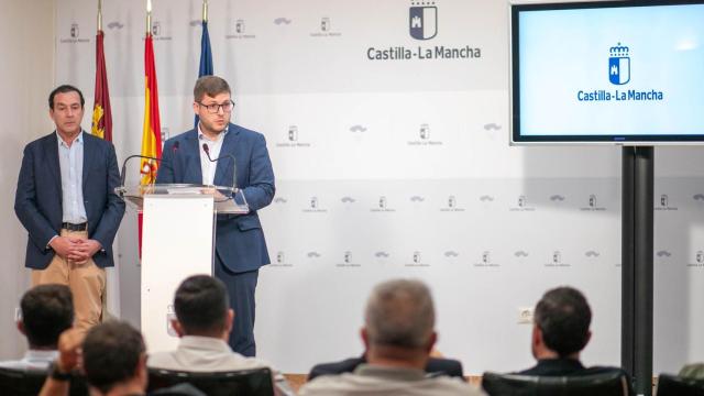 El consejero de Fomento se ha reunido esta mañana con el sector del taxi y la patronal.