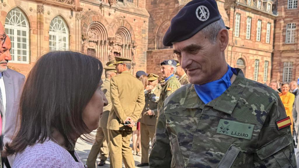 La ministra de Defensa, Margarita Robles, con el teniente general Aroldo Lázaro