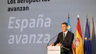 El presidente del Gobierno, Pedro Sánchez, interviene durante la presentación de la propuesta de inversiones de Aena para los aeropuertos españoles, en el aeropuerto de Alicante-Elche Miguel Hernández, a 18 de septiembre de 2025, en Alicante, Comunidad Valenciana (España).