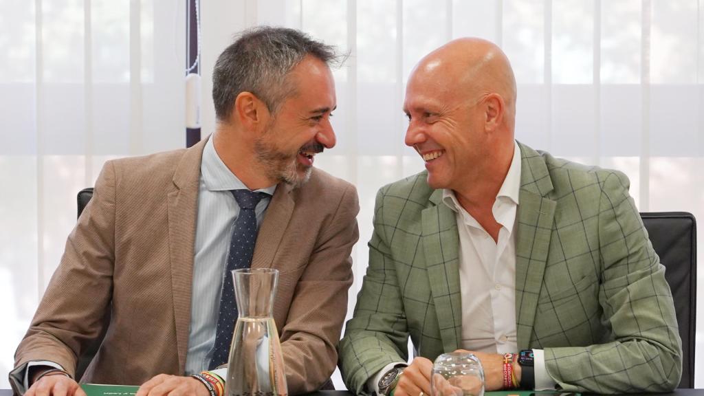 El portavoz de Vox en las Cortes de Castilla y León, David Hierro, y el viceportavoz, Carlos Menéndez, durante la Junta de Portavoces de este jueves