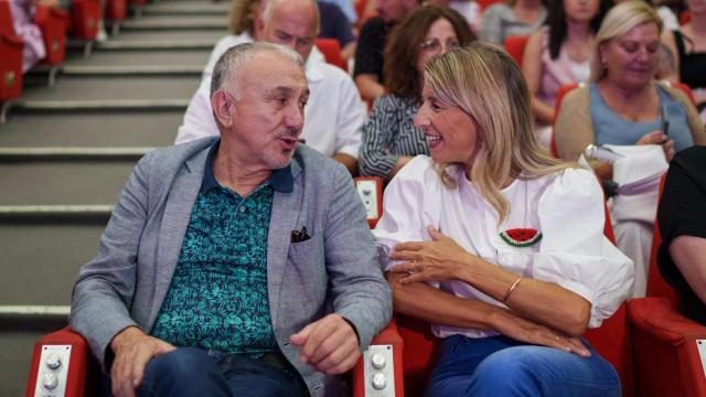 Pepe Álvarez (UGT) charla con Yolanda Díaz.
