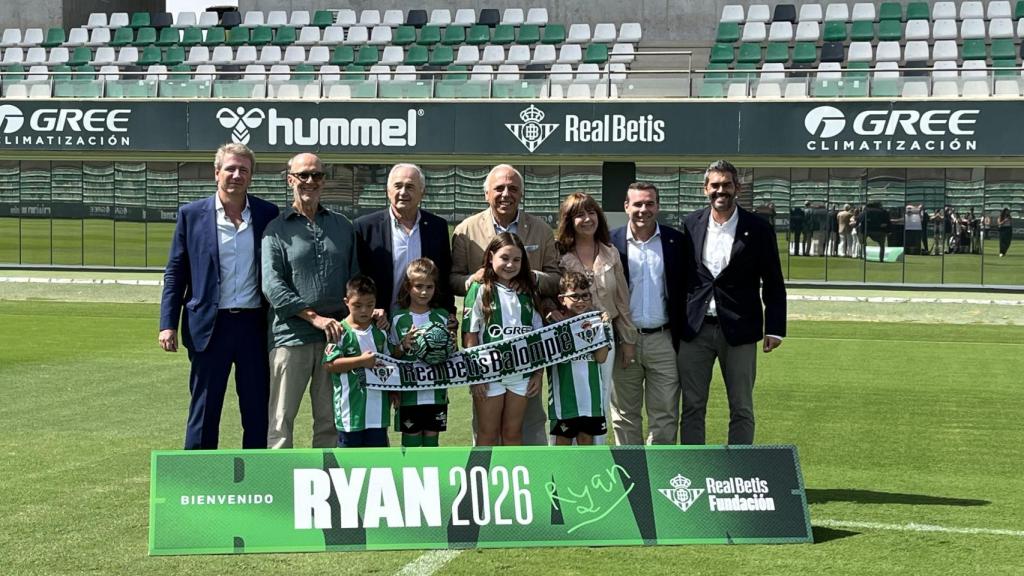 El 'Fichaje Estrella' Ryan López junto a Rafael Gordillo y el presidente de la Fundación Real Betis