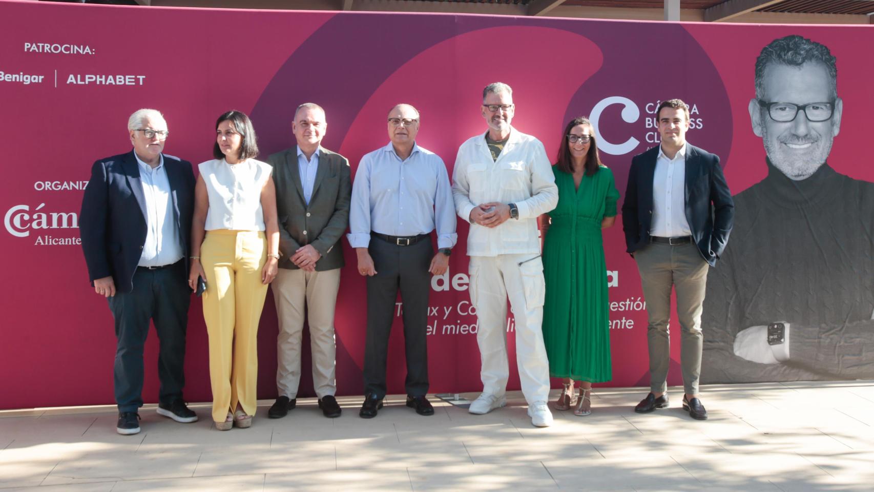 Los dirigentes de la Cámara de Comercio con el ponente Julio de la Iglesia en El Plantío.