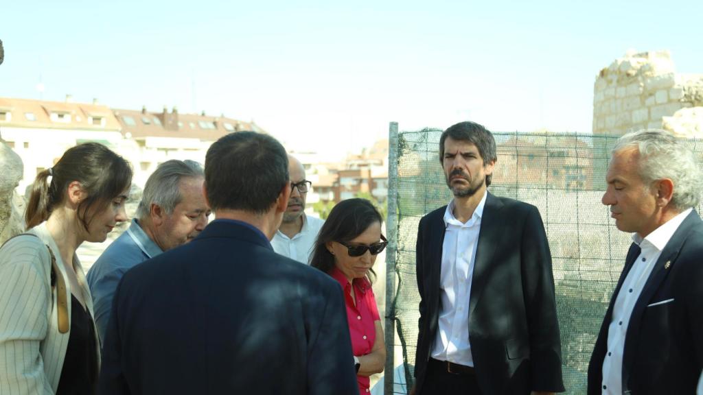 El ministro de Cultura, Ernest Urtasun, y el alcalde de Zamora, Francisco Guarido, visitan las obras de restauración de la Muralla de Zamora.