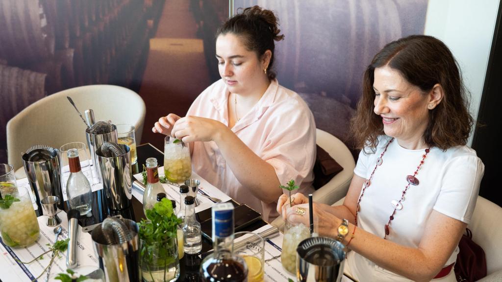 Una pareja de compañeras preparando sus mojitos.
