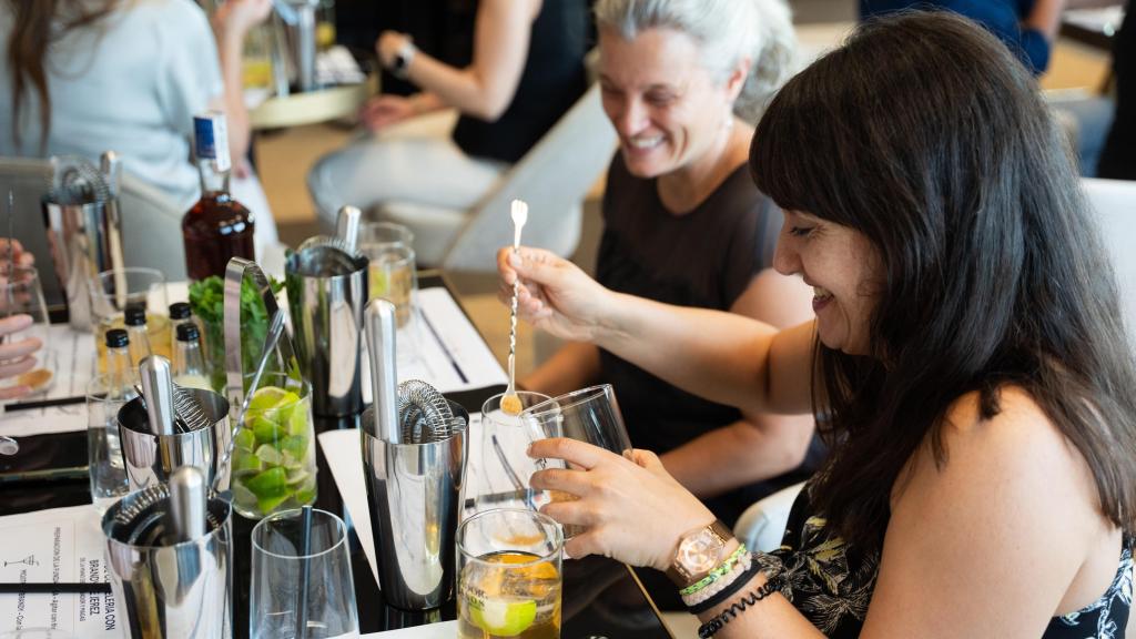 Las Magas de la Comunidad disfrutando del arte de elaborar cócteles.