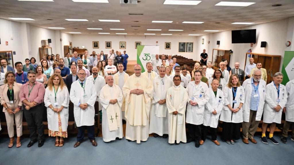 El nuevo obispo de Málaga tras la misa celebrada en el Clínico.