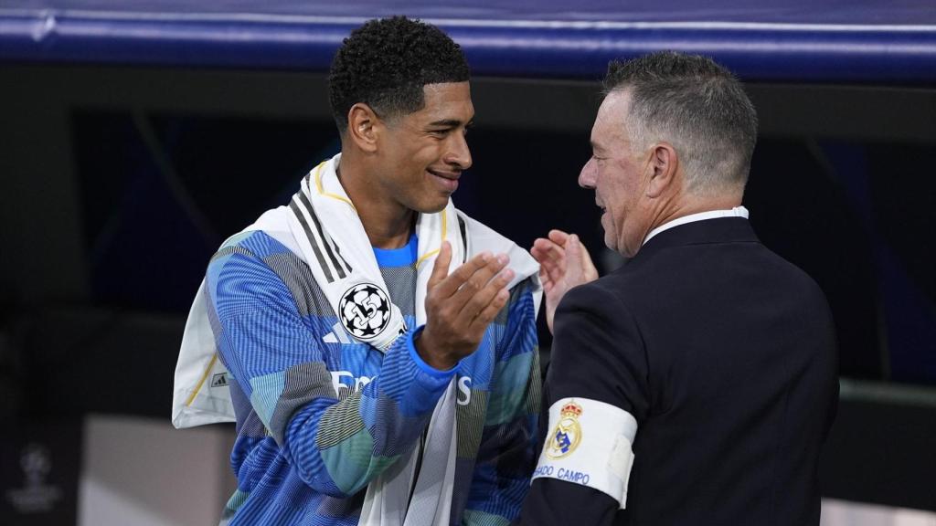 Bellingham, sonriente, saluda al delegado de campo del Real Madrid