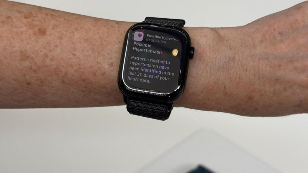 Un Apple Watch emitiendo un aviso de hipertensión.