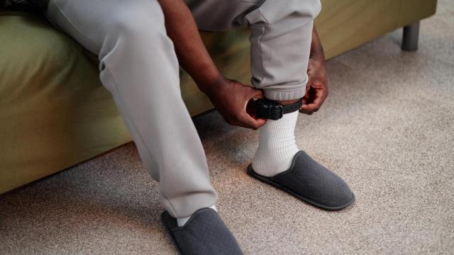 Imagen de archivo de un brazalete de control.