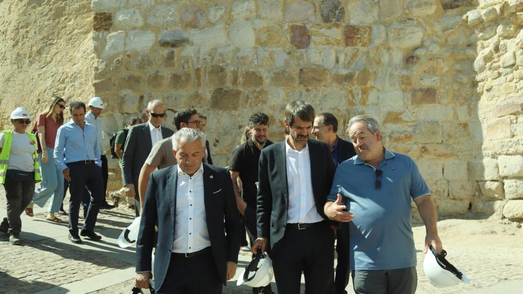 El ministro de Cultura, Ernest Urtasun, y el alcalde de Zamora, Francisco Guarido, visitan las obras de restauración de la Muralla de Zamora.
