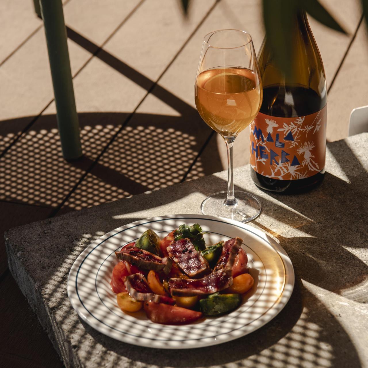 Uno de los platos y vinos del restaurante.