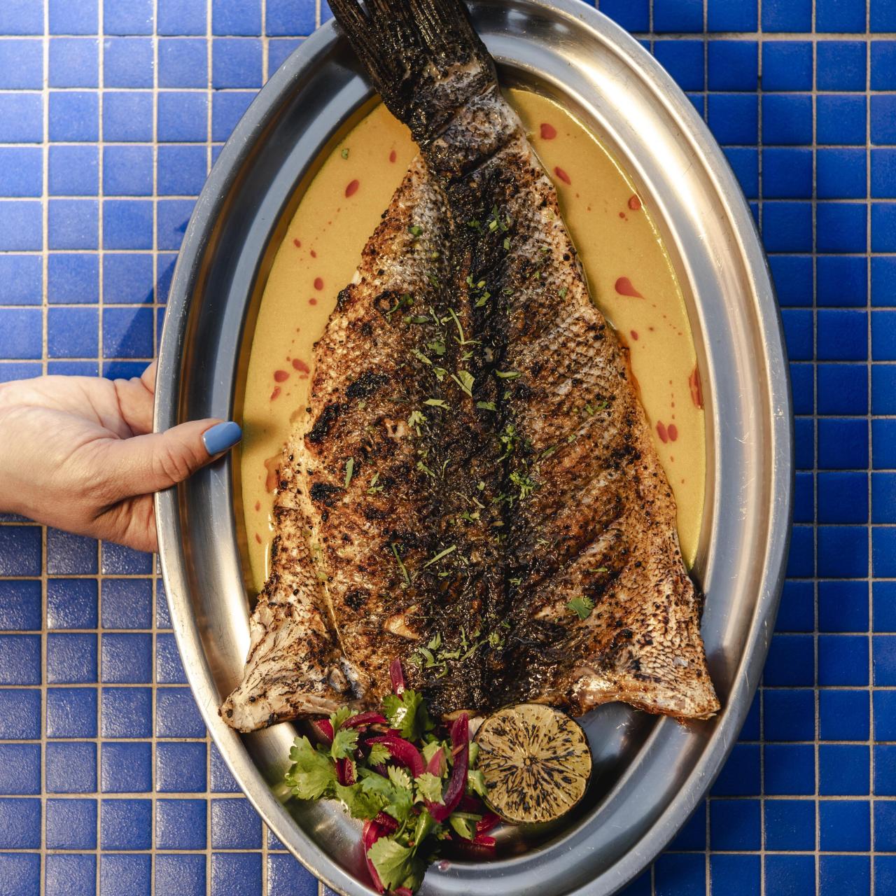 Lubina asada con mantequilla de chipotle y lima.