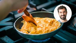 Joseba Arguiñano (40), chef, y su truco para mejorar un revuelto: Una receta griega fácil y deliciosa