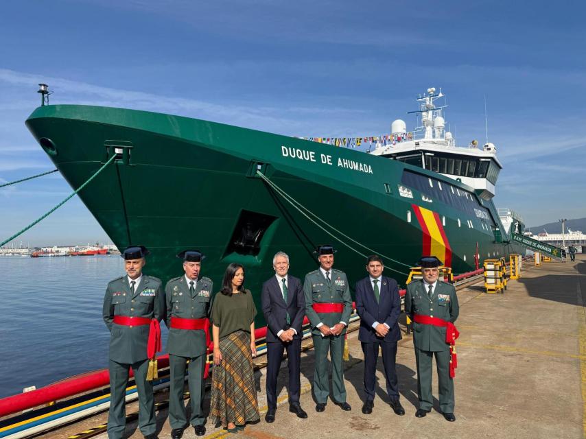 Grande Marlaska y otras autoridades frente al buque construido en Vigo