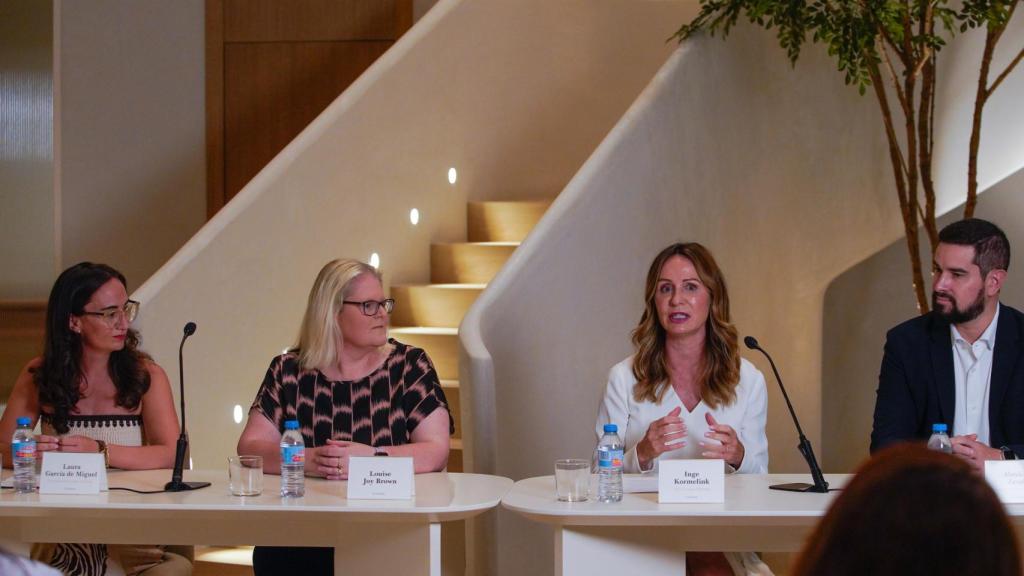 La directora médica Laura García de Miguel, Louise Joy Brown, la CEO Inge Kormelink y el coordinador médico de Alicante, Abraham Zabala.