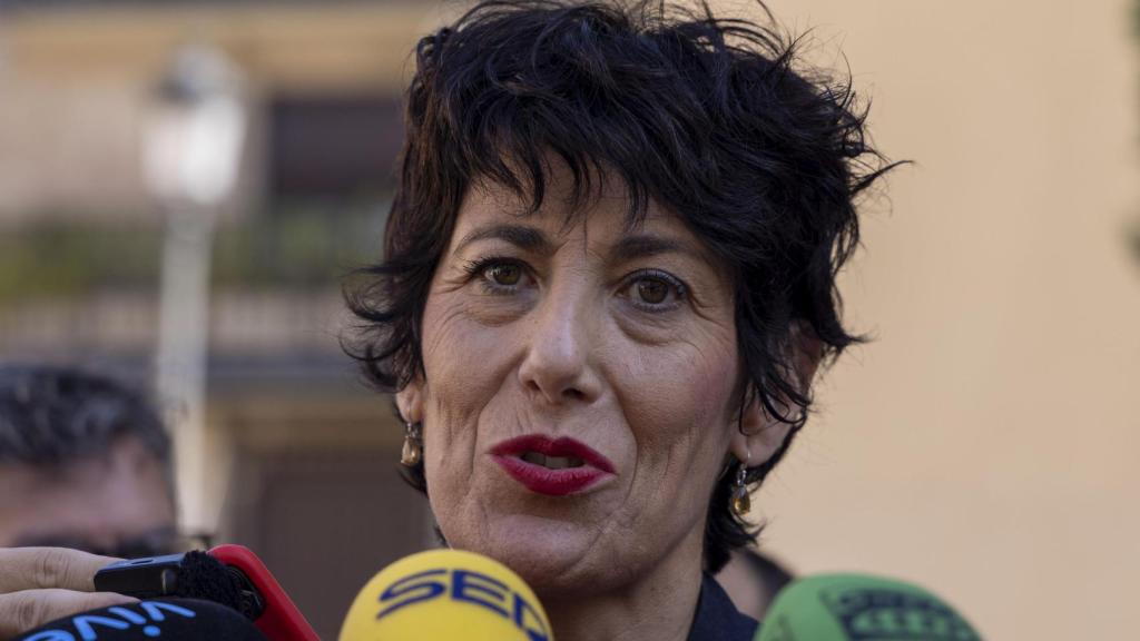 Elma Saiz este jueves en su visita a los representantes sindicales de bomberos forestales en Salamanca