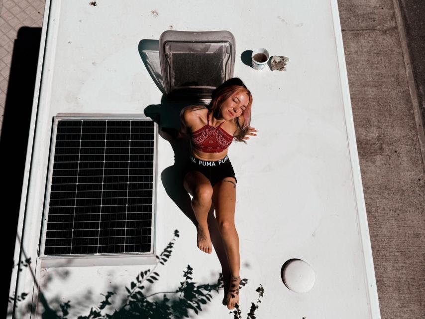 La joven toledana subida encima de su autocaravana.