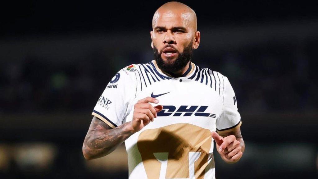 Dani Alves, durante un partido con Pumas en 2022.