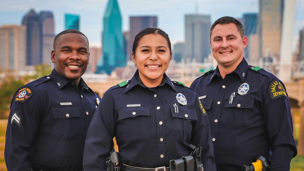 Conviértete en un oficial de la Policía de Dallas, dice el anuncio que recluta a nuevos miembros.