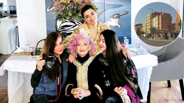 Beatriz, Belén y Sara González, integrantes de Greta y los Garbo junto a su madre, Sara Blanco, y una imagen del barrio de Las Delicias