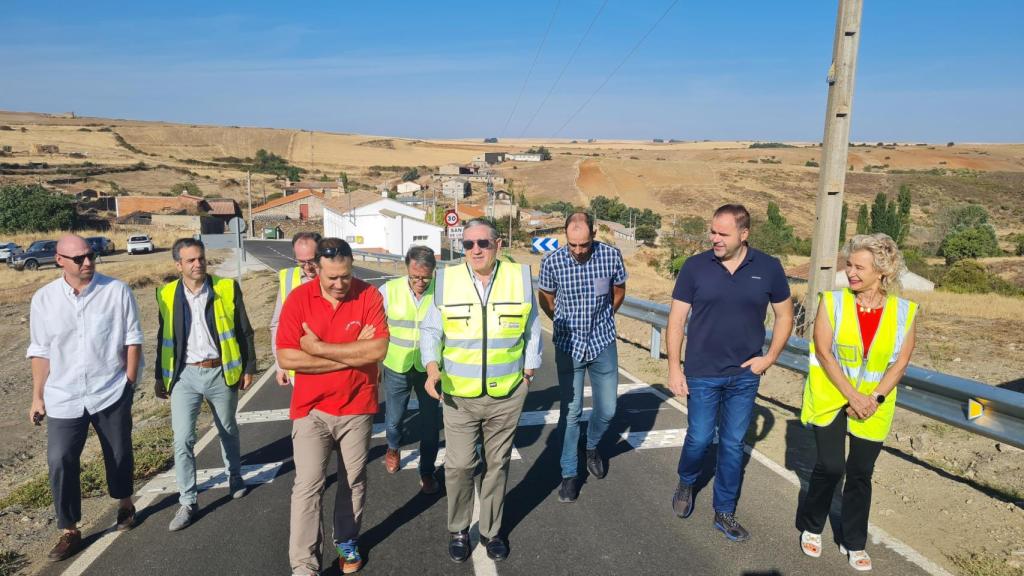 El presidente de la Diputación, Javier Faúndez; la diputada delegada de Carreteras, Atilana Martínez, el diputado provincial de Sayago, José Ignacio Isidro, el alcalde y teniente de alcalde de Pereruela, David Lagarejos y Mario Ramos, y el alcalde pedáneo, Martín Pérez