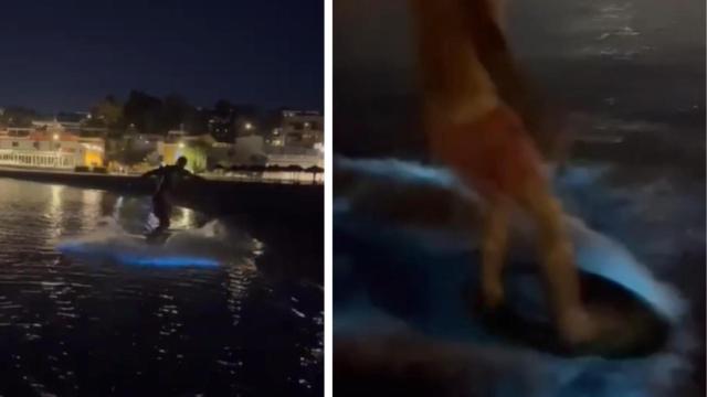 Un joven detecta bioluminiscencia en las olas de una playa de El Palo.