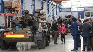 La ministra de Defensa, Margarita Robles, durante una visita a la fábrica de GDELS-Santa Bárbara Sistema