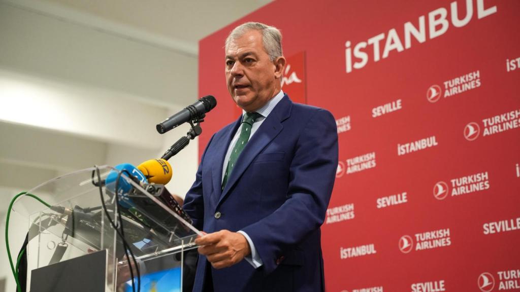 José Luis Sanz, en el acto de inauguración del nuevo vuelo Sevilla-Estambul.