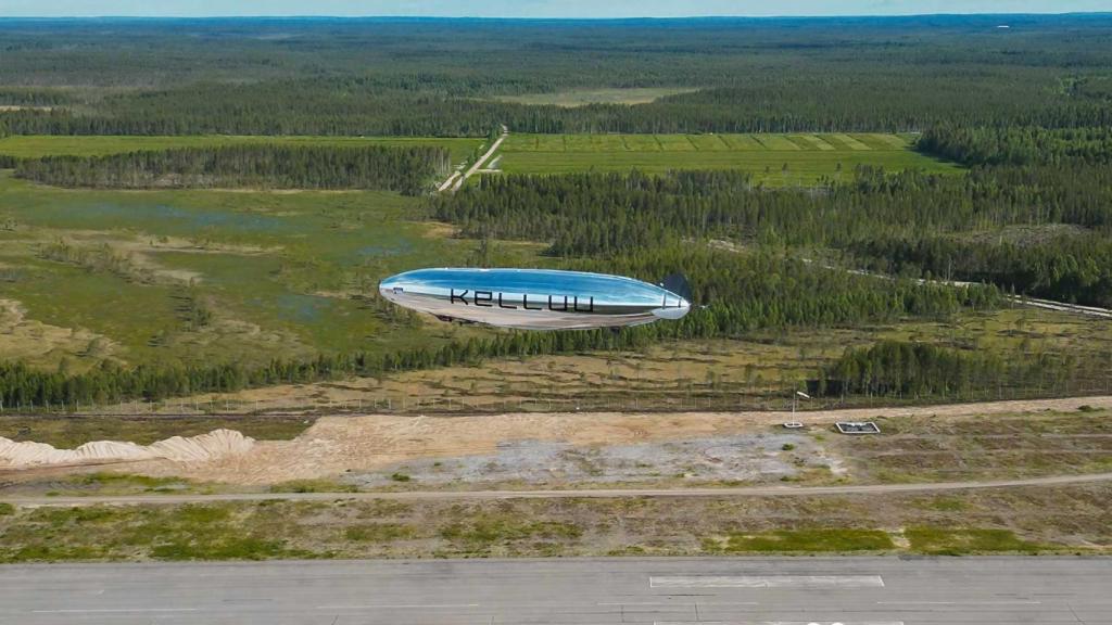El dirigible en vuelo como parte de unas pruebas de la OTAN
