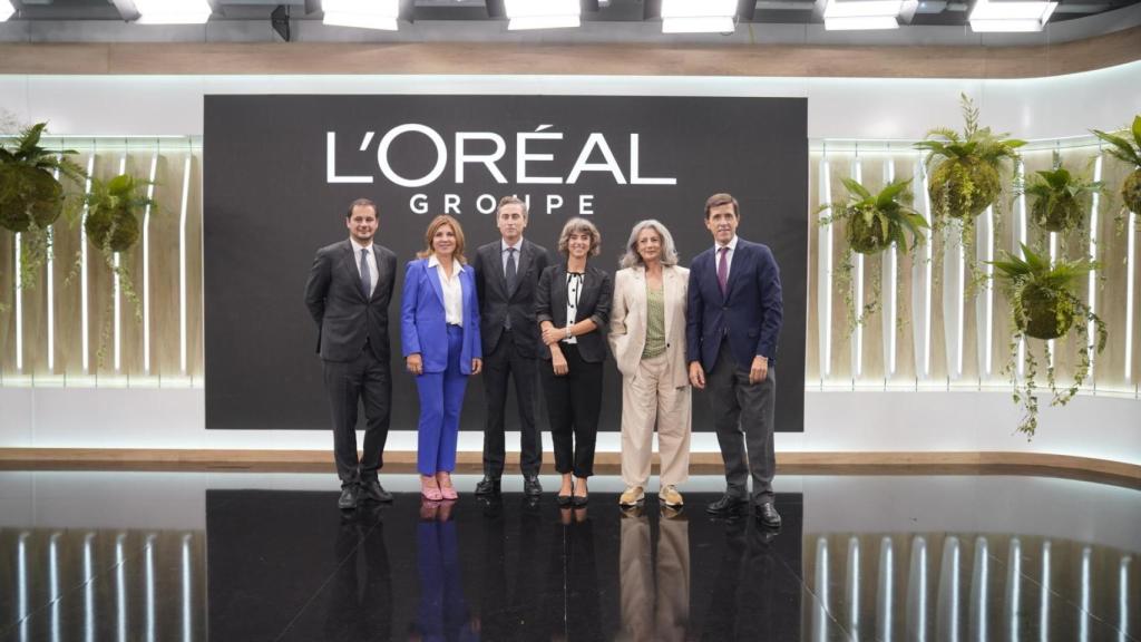 De izquierda a derecha, Miguel Giménez de Castro, director de Corporate Affairs & Engagement; Val Díez, directora general de Stanpa – Asociación Nacional de Perfumería y Cosmética; Juan Alonso de Lomas, CEO de L’Oréal España y Portugal; Teresa Parejo, directora general de Estrategia Industrial y de la PYME; Ángeles Caso, historiadora, escritora y comunicadora y Javier López Zafra, secretario del Consejo y director Legal y de Relaciones Institucionales de L’Oréal España y Portugal.
