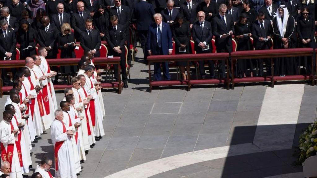 Miguel Tovar (con una cinta roja, en la primera fila), durante el funeral del Papa Francisco, mirando al presidente de Estados Unidos, Donald Trump.