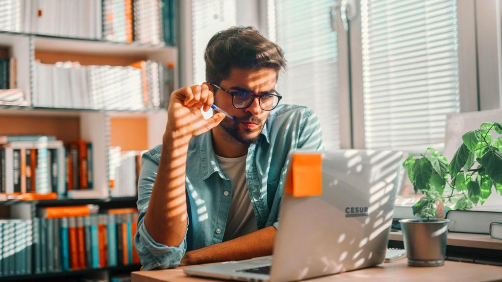 Un estudiante de Cesur a distancia.