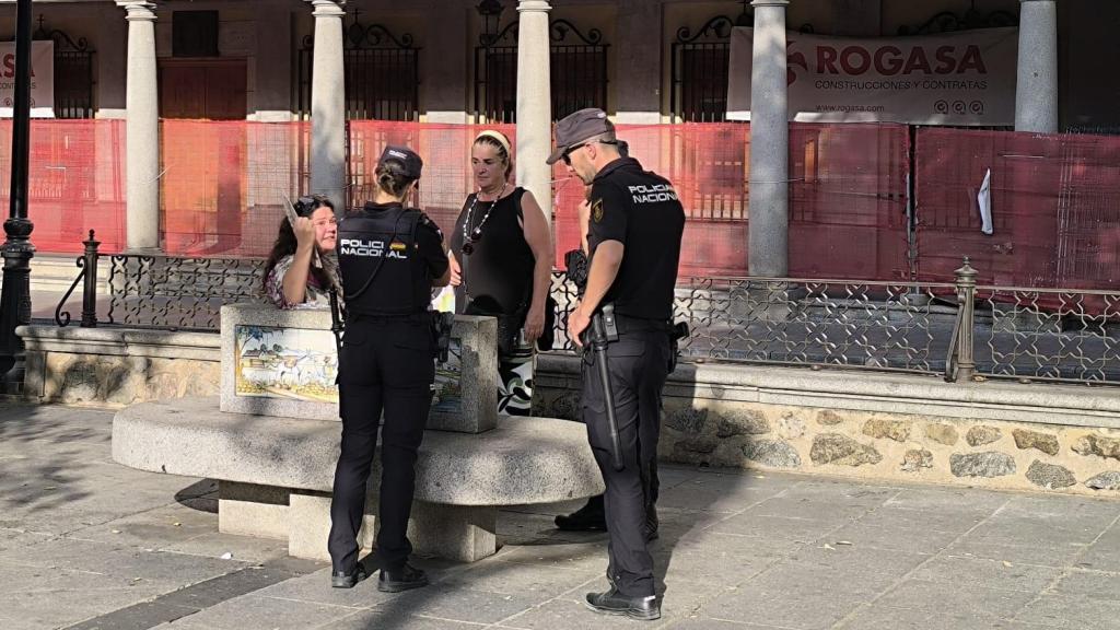 La Policía Nacional conversa con varias manifestantes tras producirse el incidente.