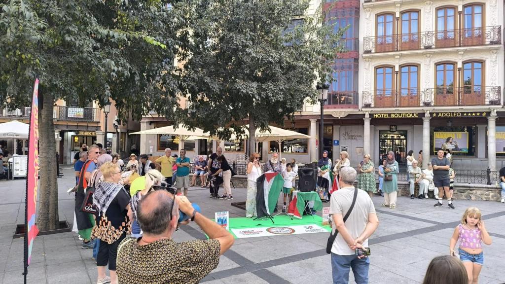 El acto ha empezado a las 12:00 de la mañana y la previsión es que termine a las 20:00 horas.