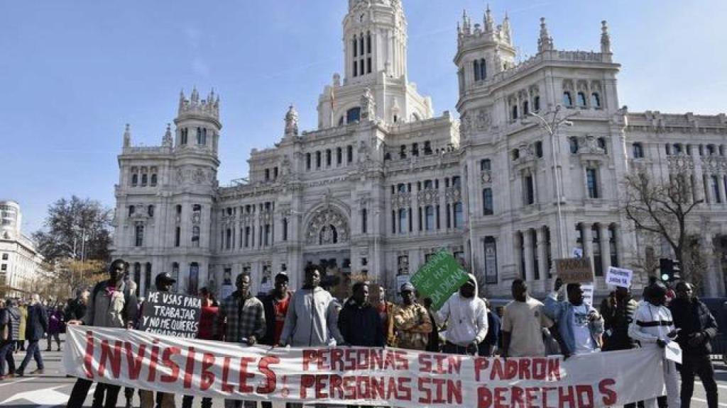 Protesta de la ONG Padrón por Derecho ante el Ayuntamiento de Madrid.