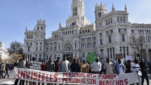 Protesta de la ONG Padrón por Derecho ante el Ayuntamiento de Madrid.