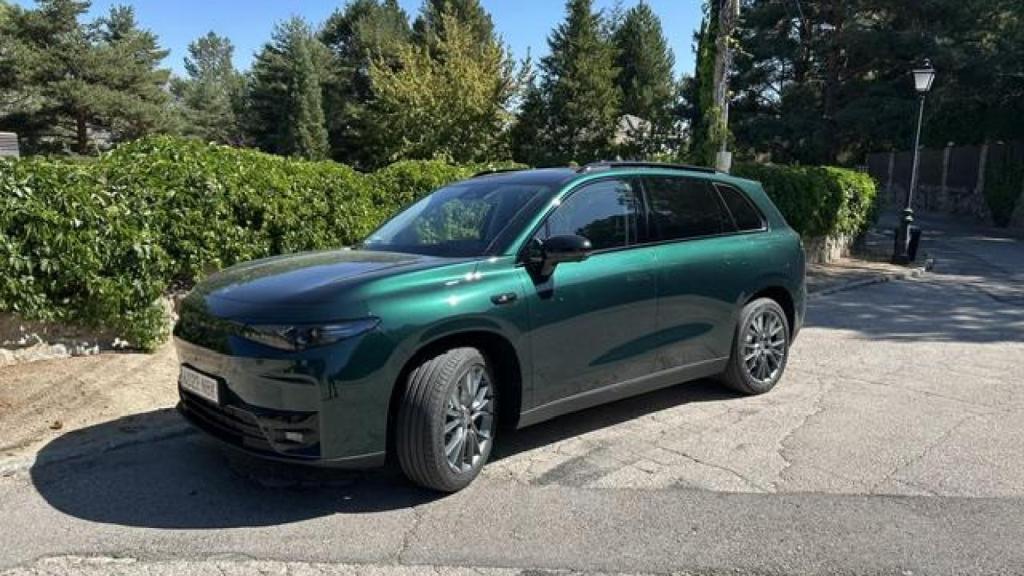 Vista tres cuartos delantera del Leapmotor C10 REEV