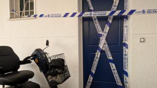 Precintos policiales en la puerta de la vivienda donde sucedieron los hechos.